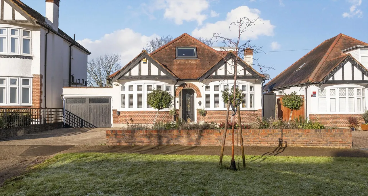 5 bed house for sale — Elgar Avenue, Surbiton KT5 9JY
