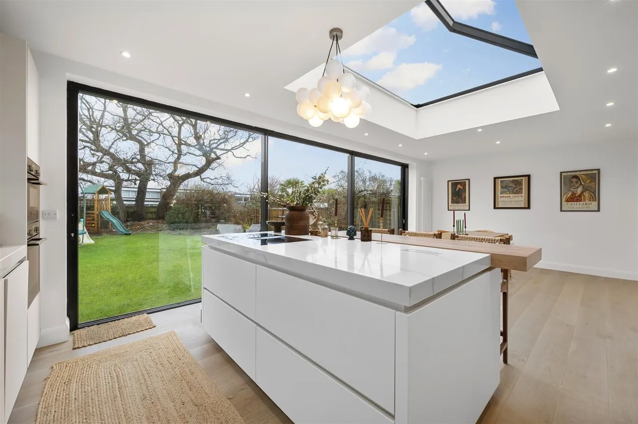 Elgar Avenue, Surbiton KT5 9JY, photo 2