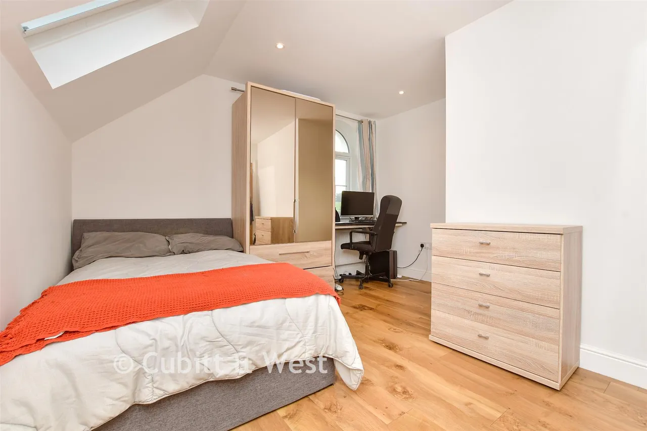 Bankside, Epsom, KT17, photo 16