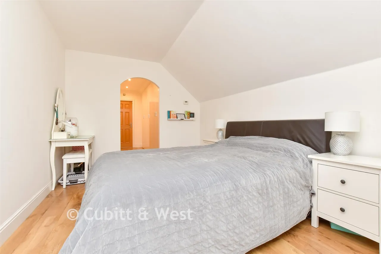 Bankside, Epsom, KT17, photo 11