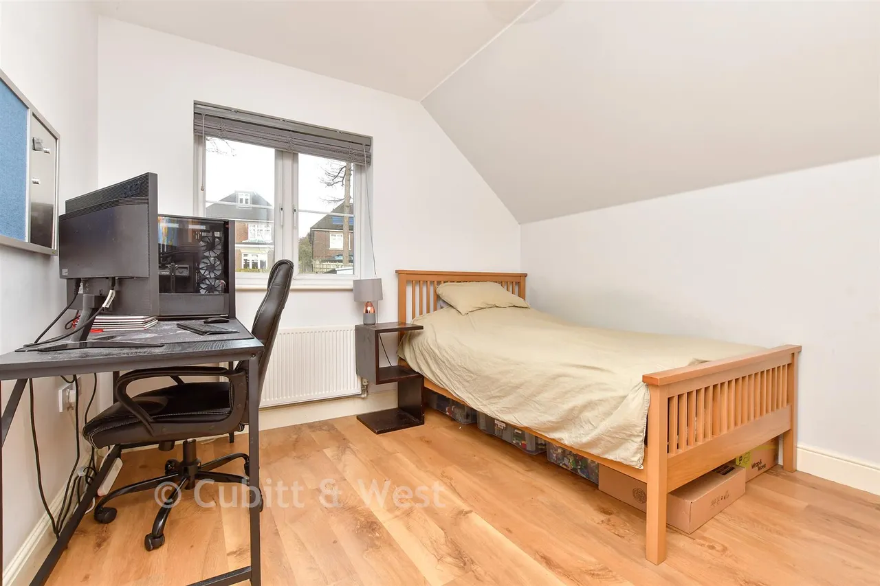Bankside, Epsom, KT17, photo 14
