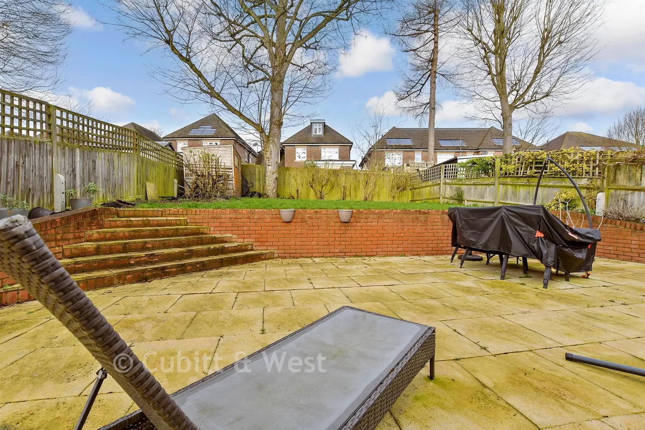 4 bed house for sale, Bankside, Epsom, KT17