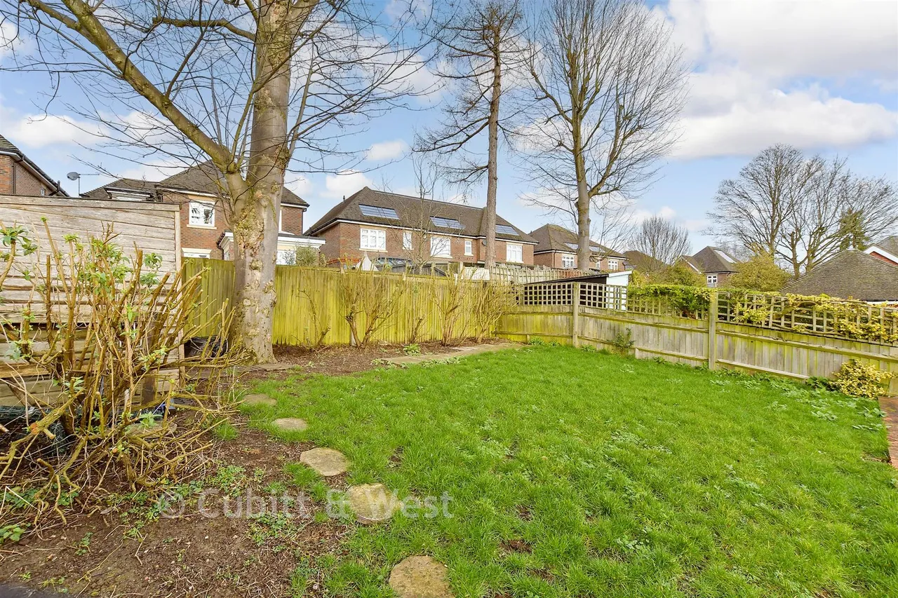 Bankside, Epsom, KT17, photo 19