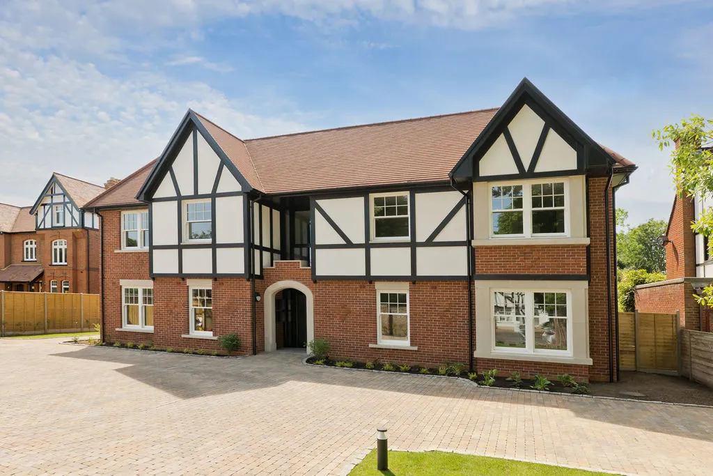 2 bed flat to rent — Beauchamp Road, East Molesey KT8 0PA