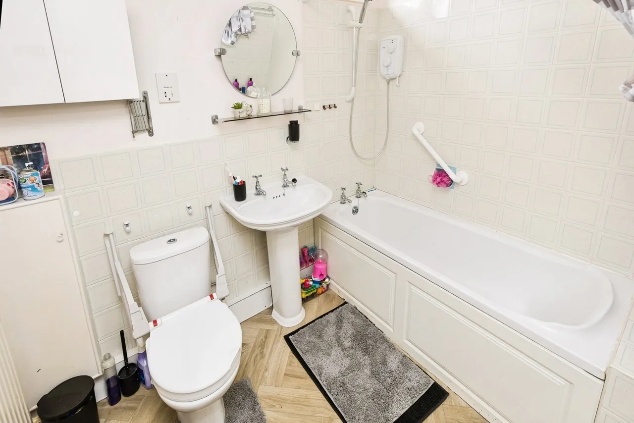 Cwm Close, Mynydd Isa, CH7, photo 10