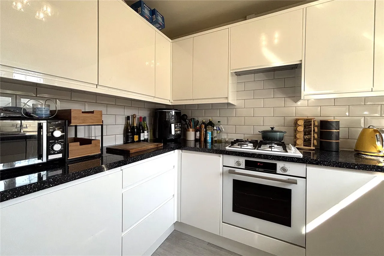 Barnett Lane, Lightwater, Surrey, GU18 5LE, photo 2