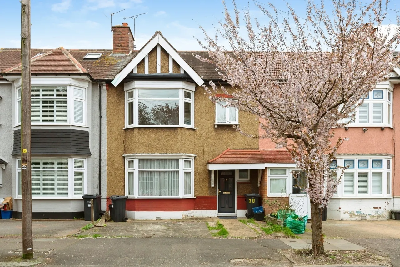 3 bed house for sale — Charter Avenue, Ilford, IG2