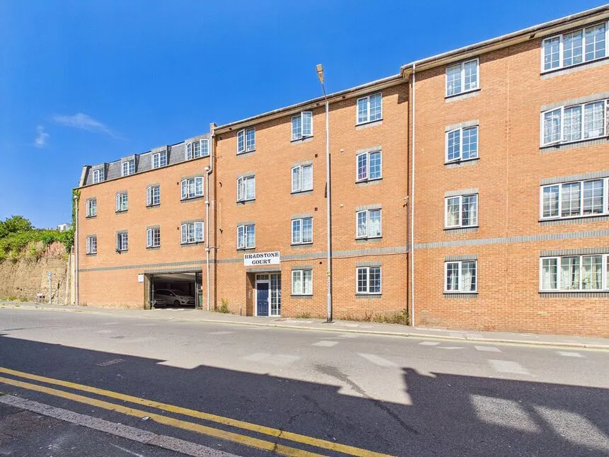 2 bed flat for sale — Bradstone Road, Folkestone, Kent, CT20