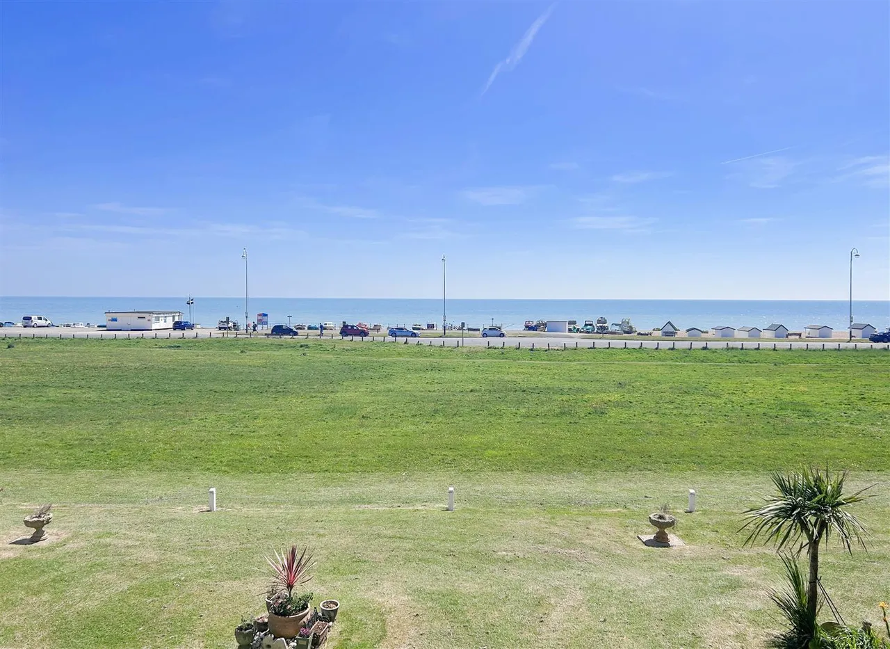 3 bed flat for sale — Sutton Place, Bexhill-On-Sea, TN40 1PF
