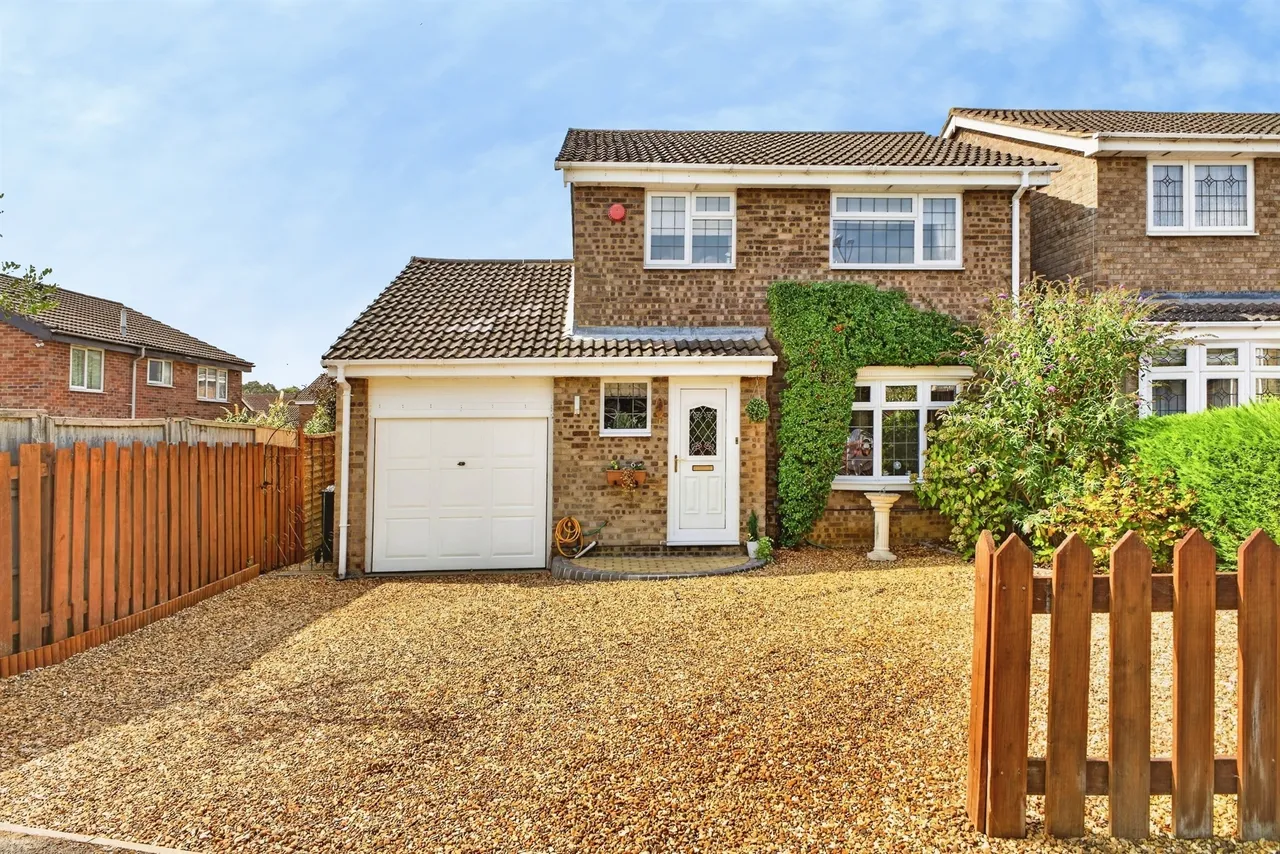 3 bed house for sale — Bramcote Drive, Northampton