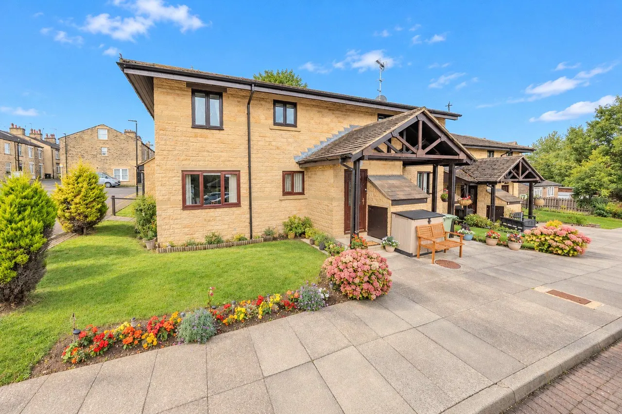 Claremont Gardens, Farsley, LS28, photo 8
