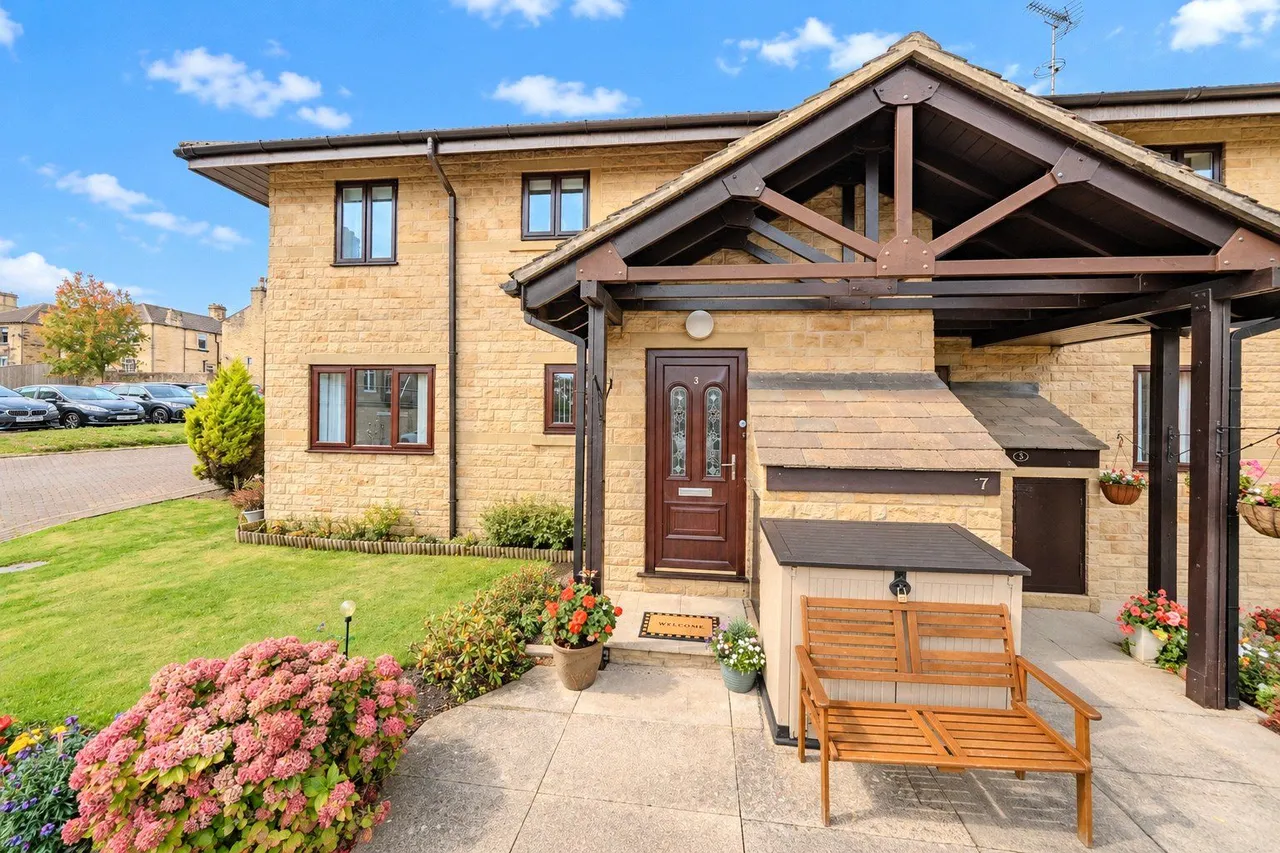 2 bed flat for sale, Claremont Gardens, Farsley, LS28