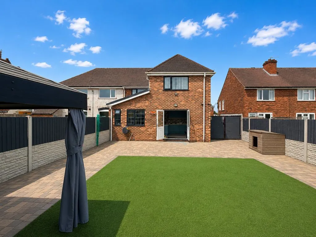 The Avenue, Featherstone, WV10, photo 5