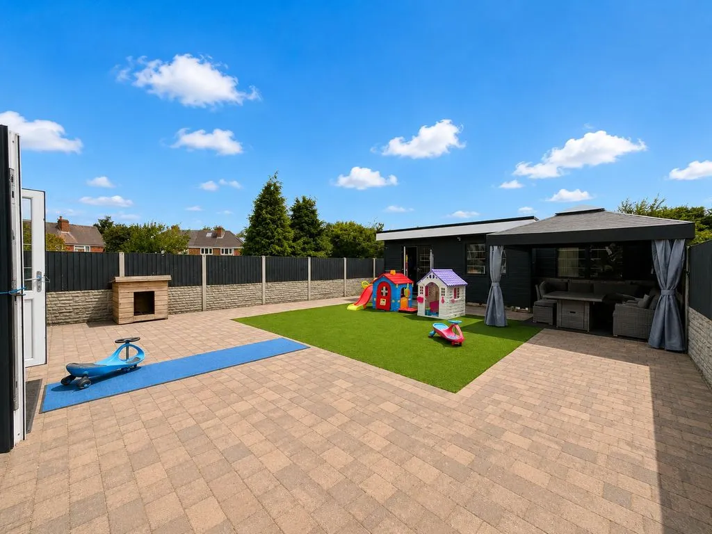 The Avenue, Featherstone, WV10, photo 16
