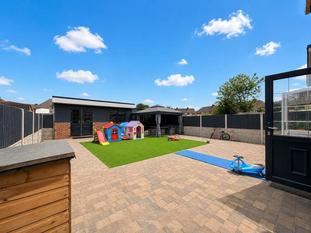The Avenue, Featherstone, WV10, photo 15