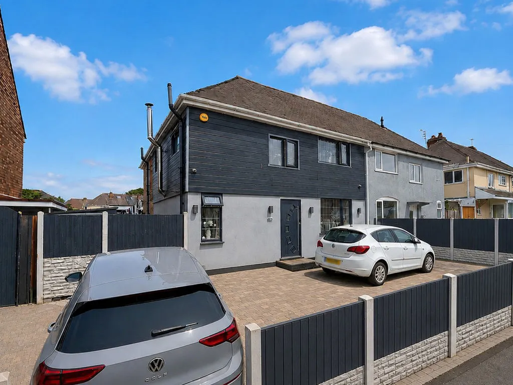 4 bed house for sale, The Avenue, Featherstone, WV10