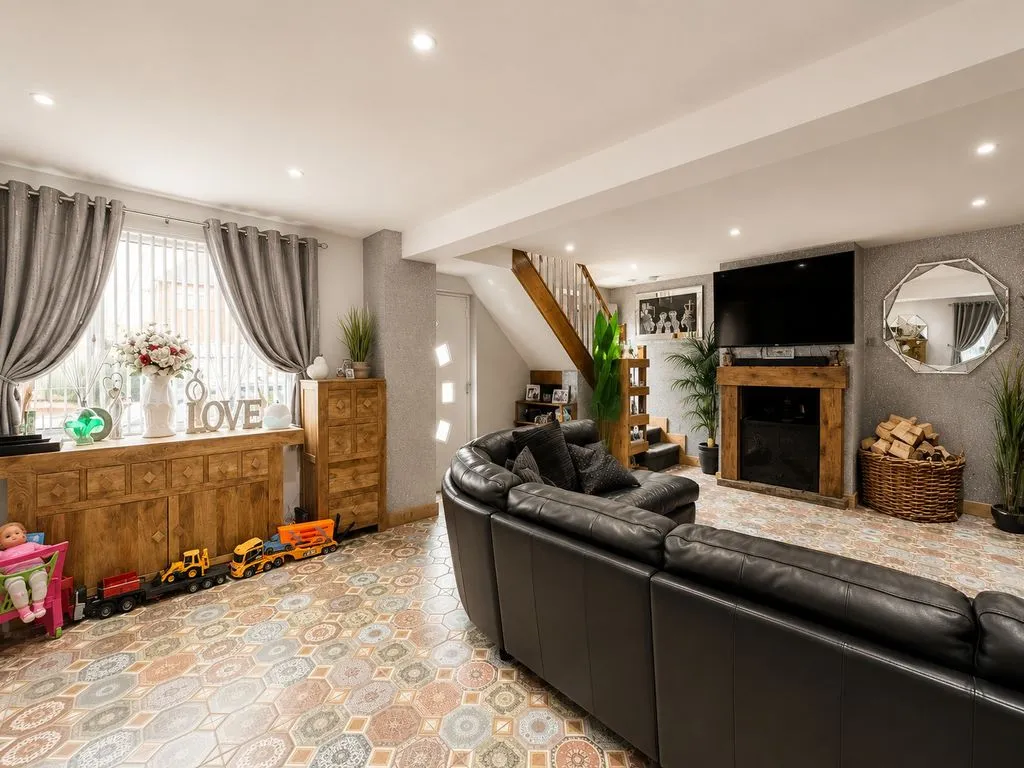 The Avenue, Featherstone, WV10, photo 3