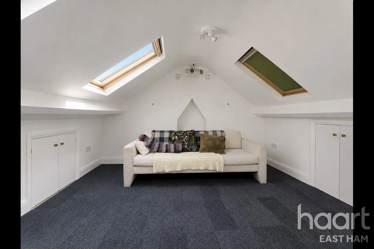 Benson Avenue, E6, photo 8