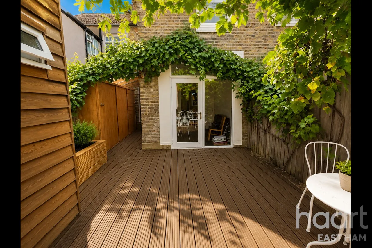 Benson Avenue, E6, photo 9