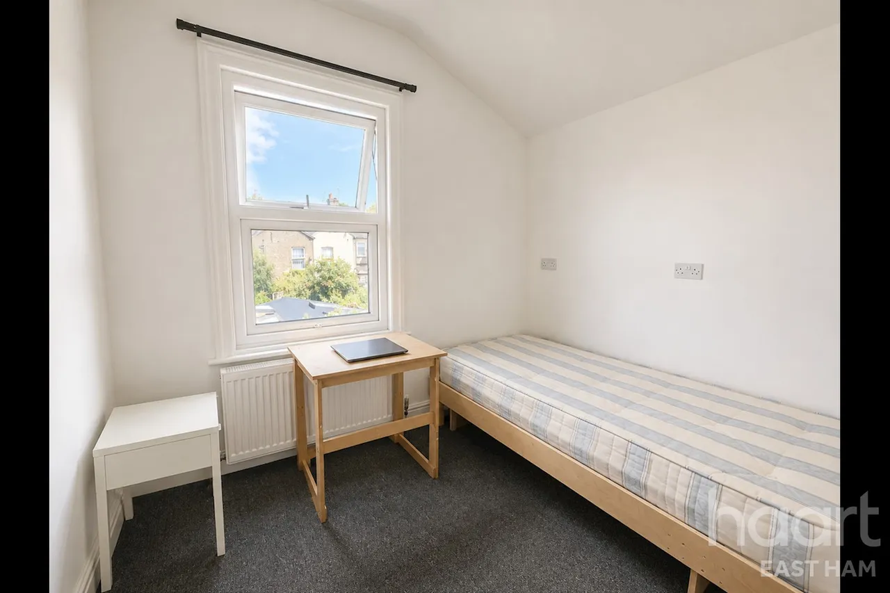 Benson Avenue, E6, photo 6