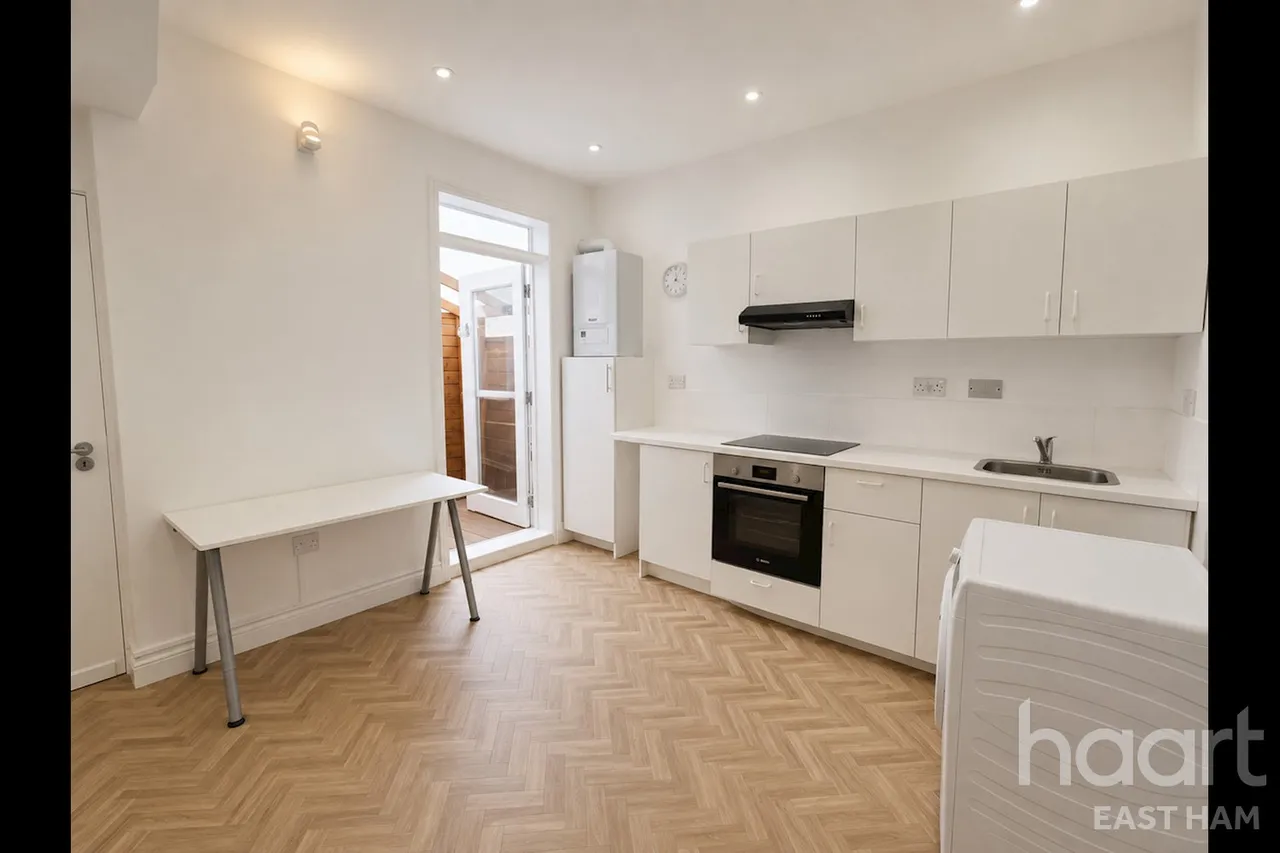 Benson Avenue, E6, photo 3