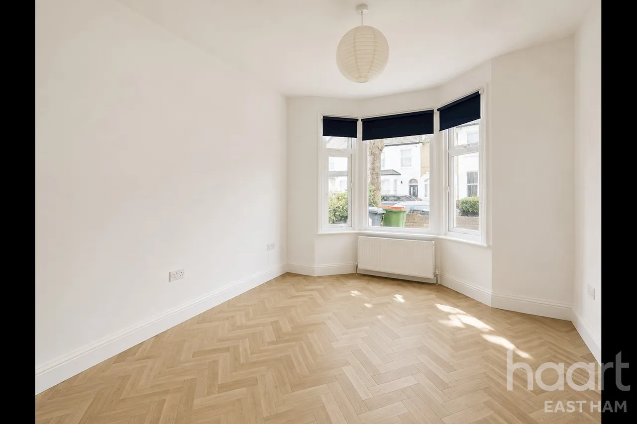 Benson Avenue, E6, photo 2