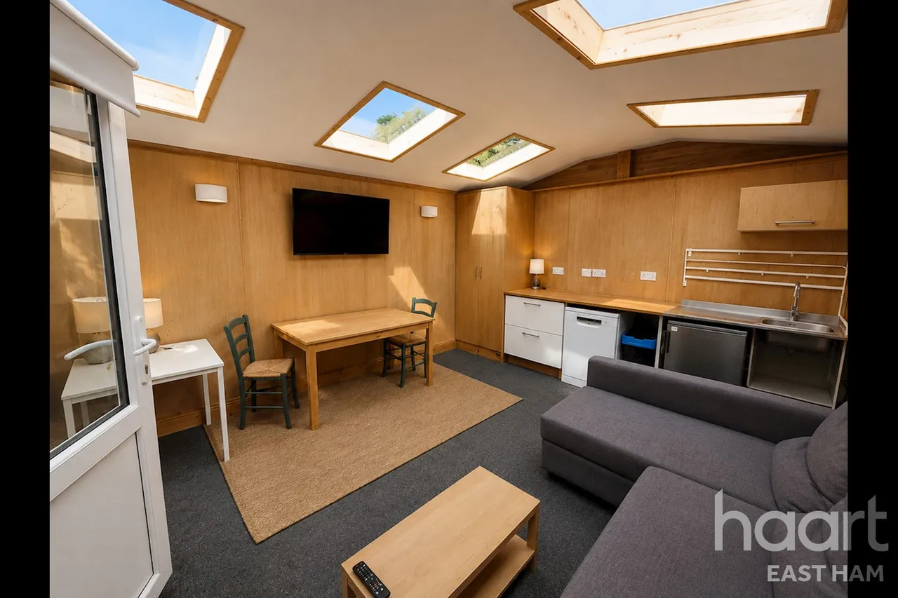 Benson Avenue, E6, photo 12