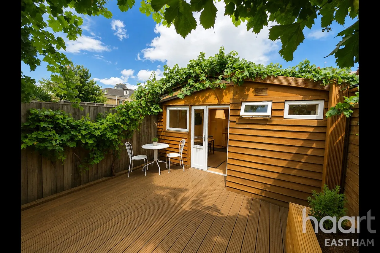 Benson Avenue, E6, photo 10