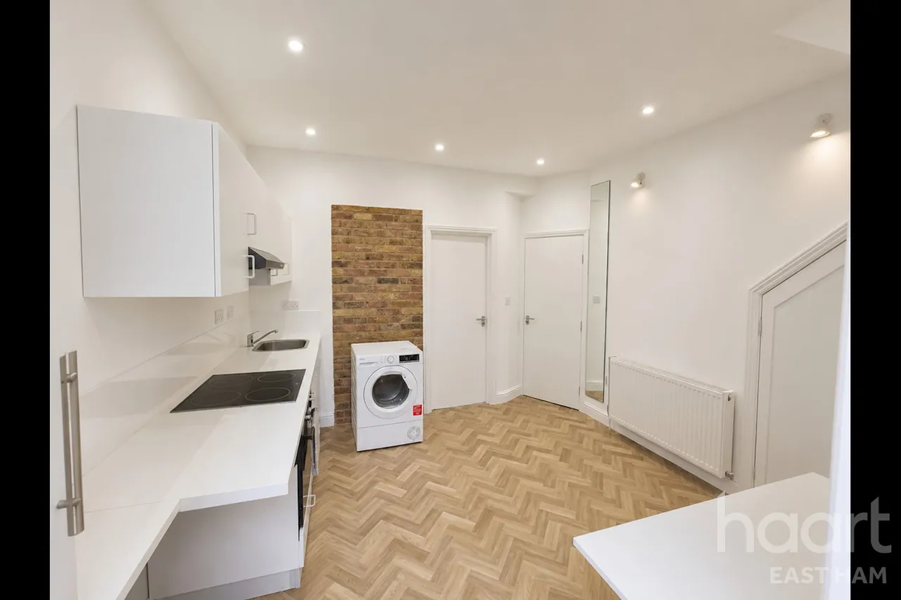 Benson Avenue, E6, photo 4