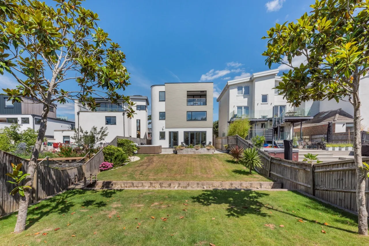 Bracklesham Road, Hayling Island, Hampshire, PO11 9SJ, photo 2
