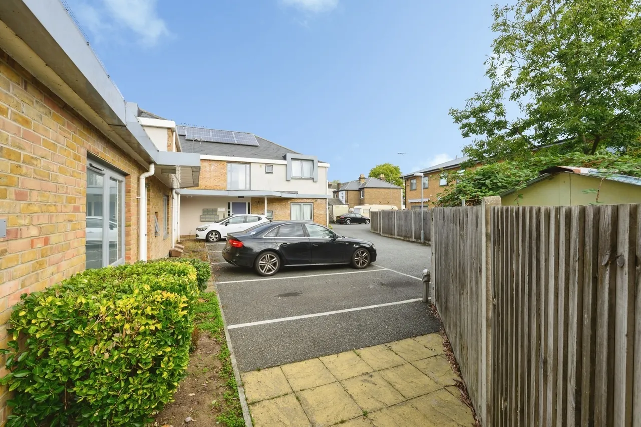 1 bed flat for sale, Kingston Road, Leatherhead, KT22