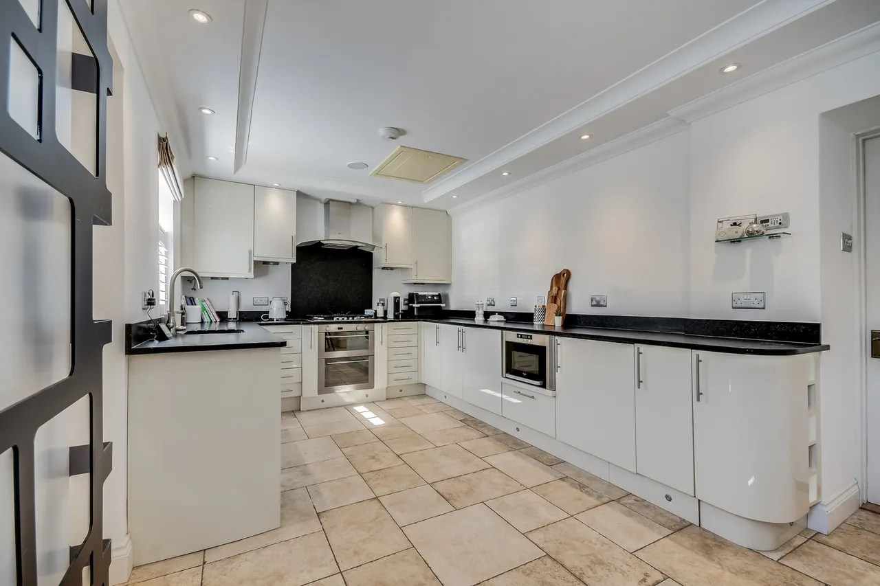 Flat 1 Baddow Court, Great Baddow, Chelmsford, Essex, CM2 7JB, photo 5