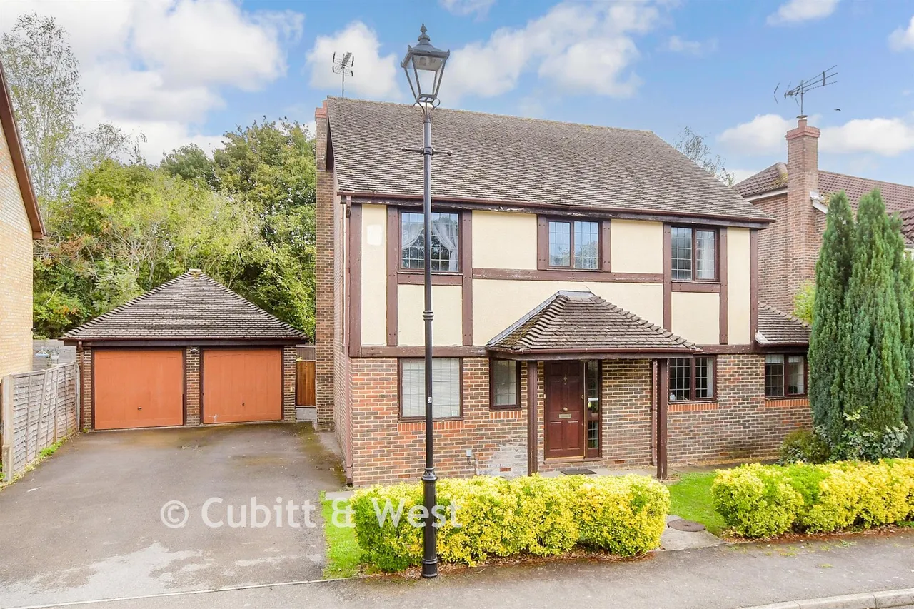 4 bed house for sale, Charlock Way, Southwater, RH13