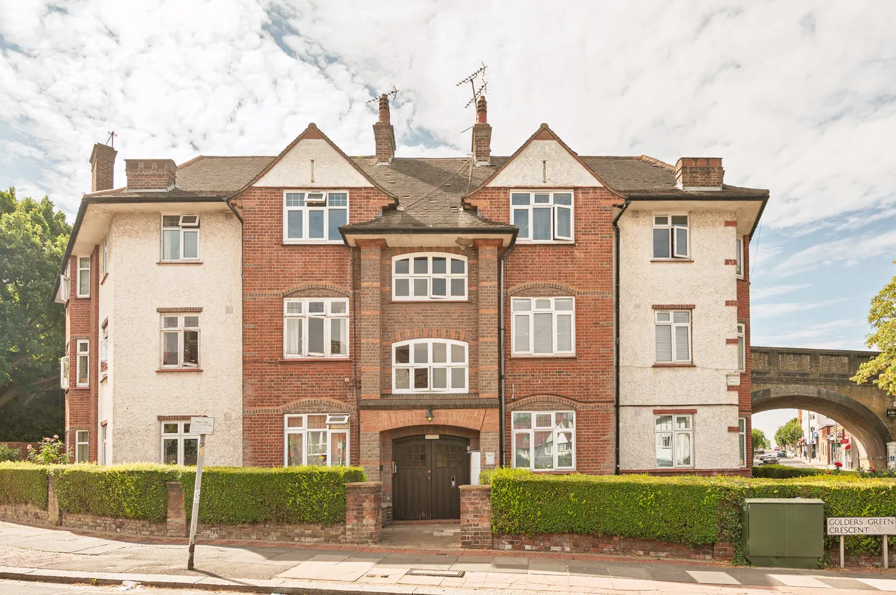 4 bed flat for sale — 6 Crescent Court, Golders Green Crescent, London
