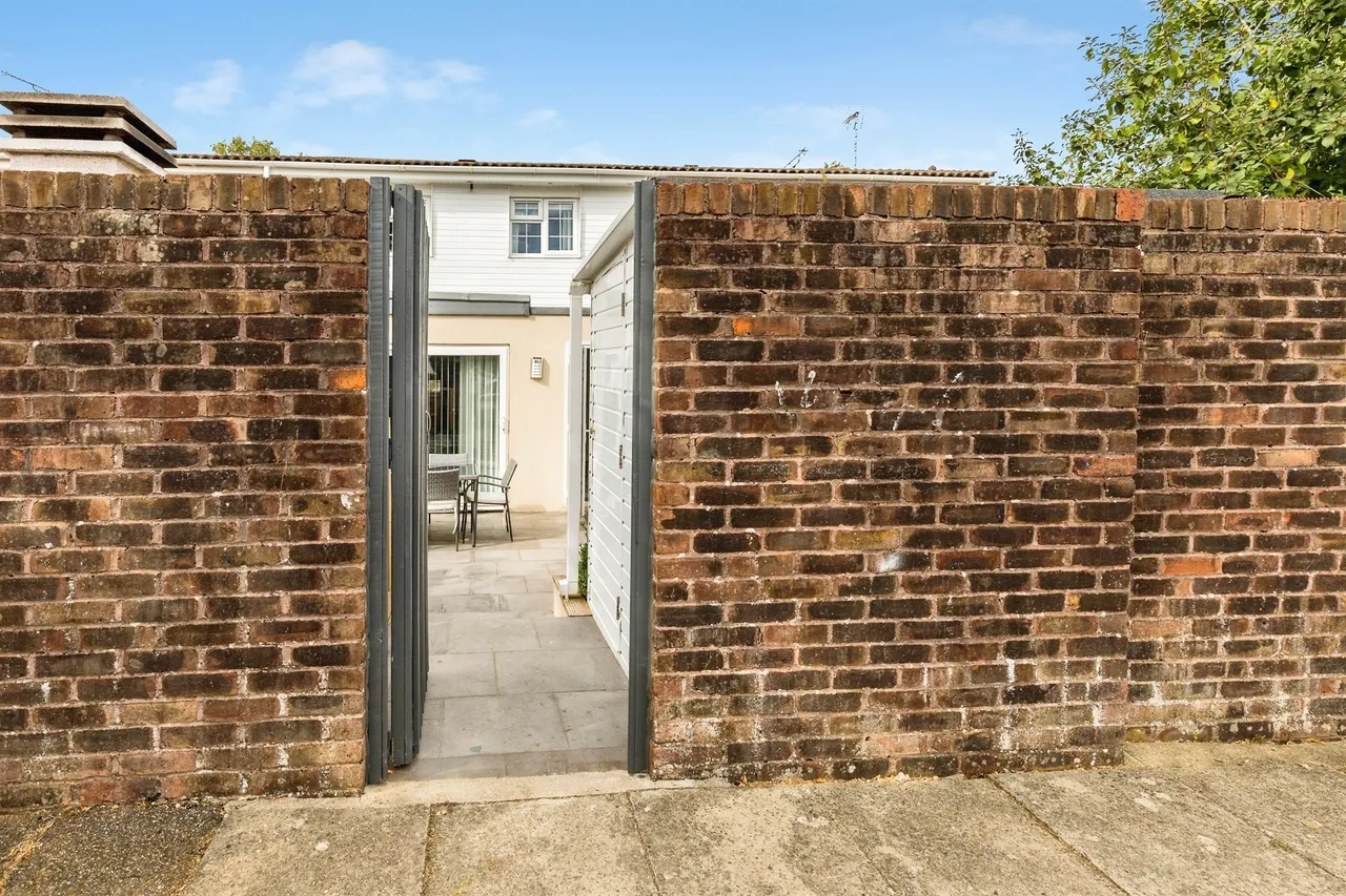 Curteys Walk, Crawley, RH11, photo 21