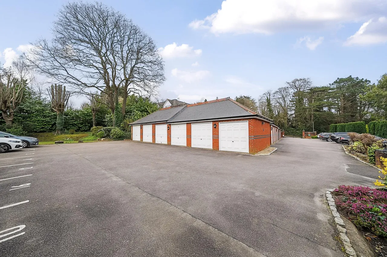 St Monica's Road, Kingswood, photo 17