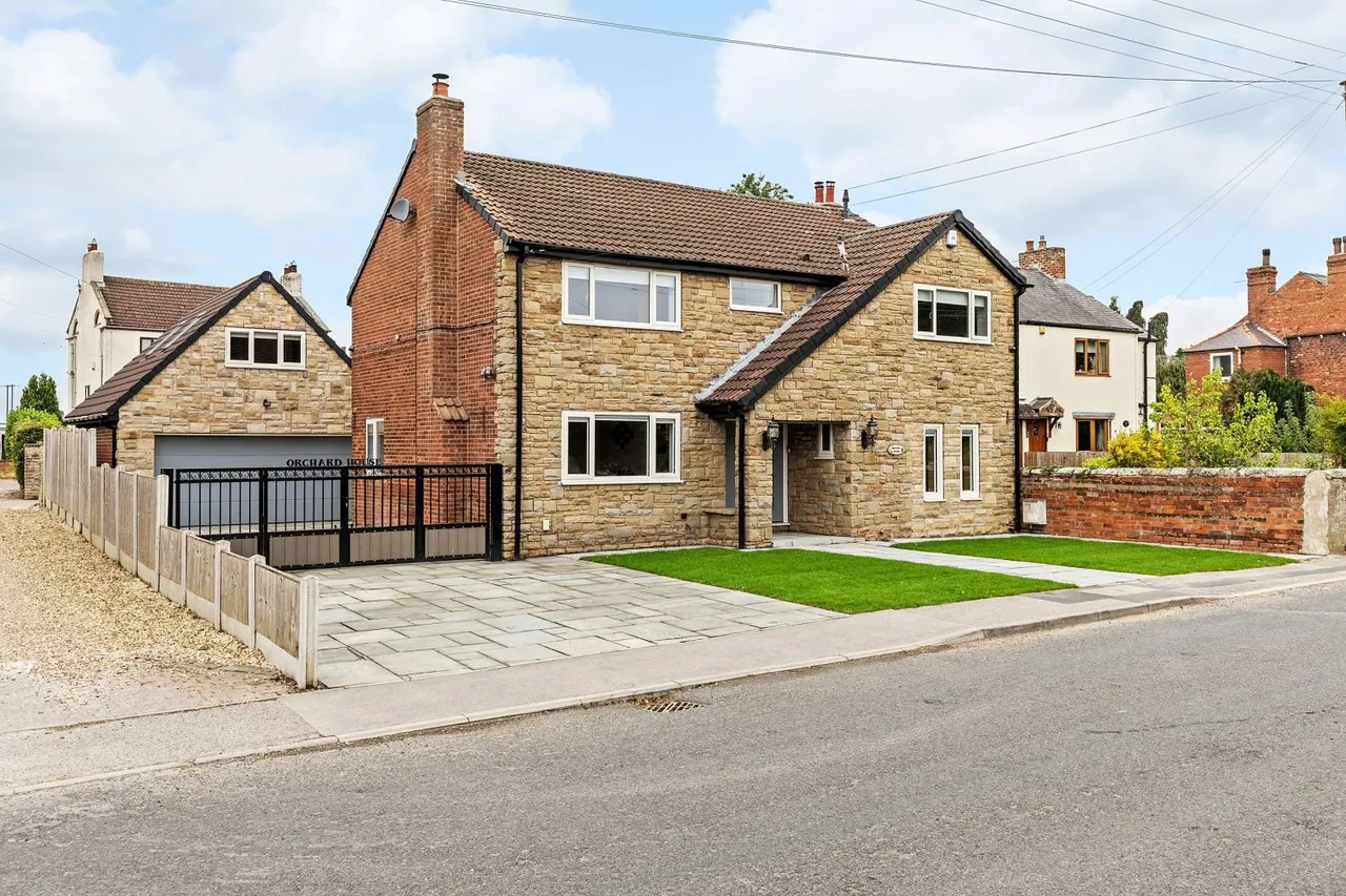 4 bed house for sale, Main Street, Kellington, DN14