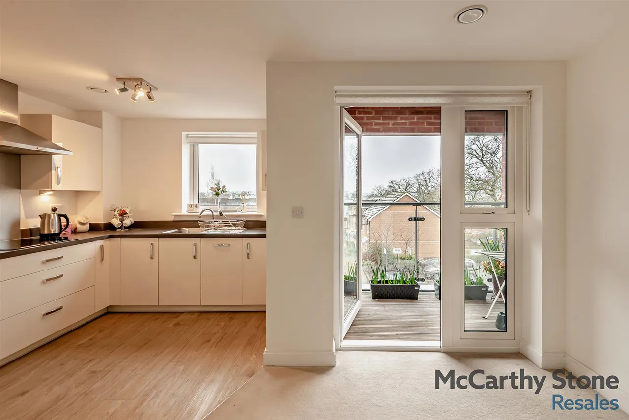 2 bed flat for sale, Studio Way, Borehamwood, WD6