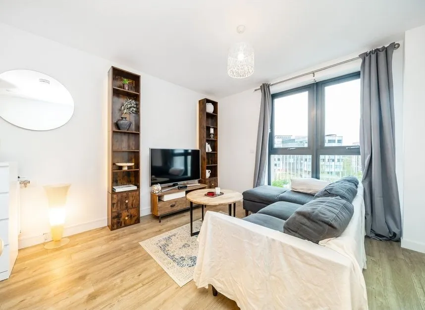 Lakeside Drive, Ealing, NW10, photo 2