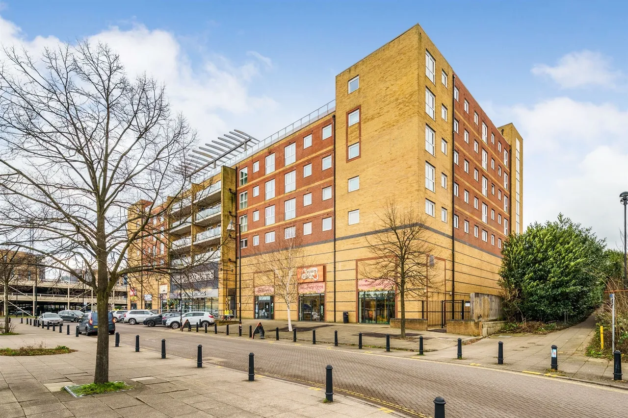1 bed flat for sale — Edinburgh Gate, Harlow