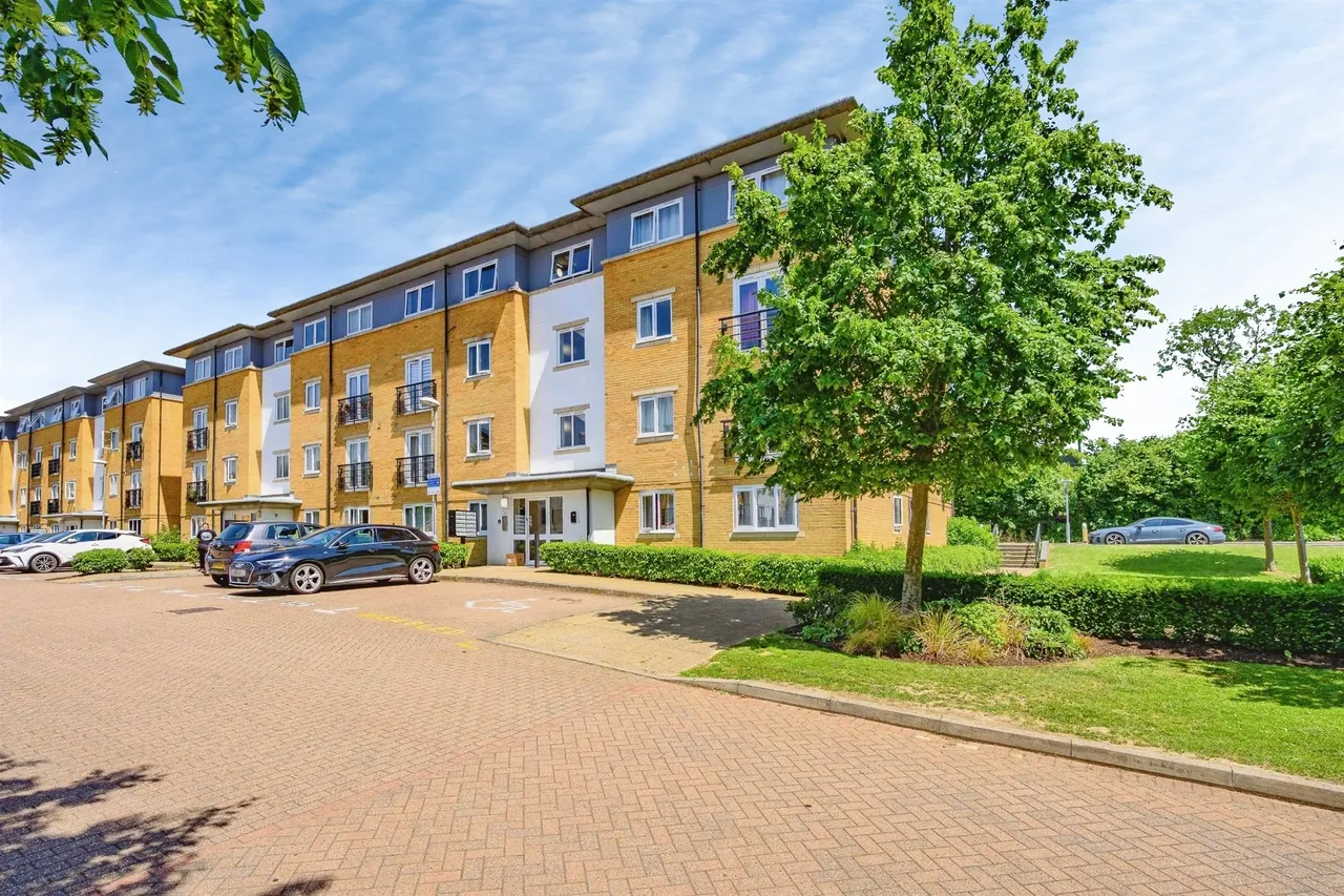 2 bed flat for sale — Ovaltine Drive, Kings Langley