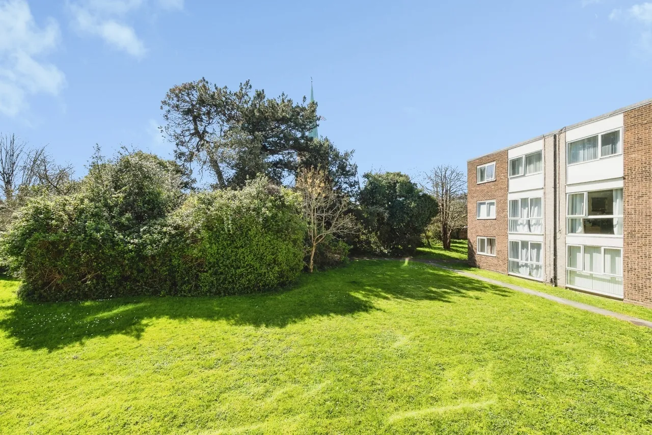 2 bed flat for sale — Chaplaincy Gardens, Hornchurch, RM11