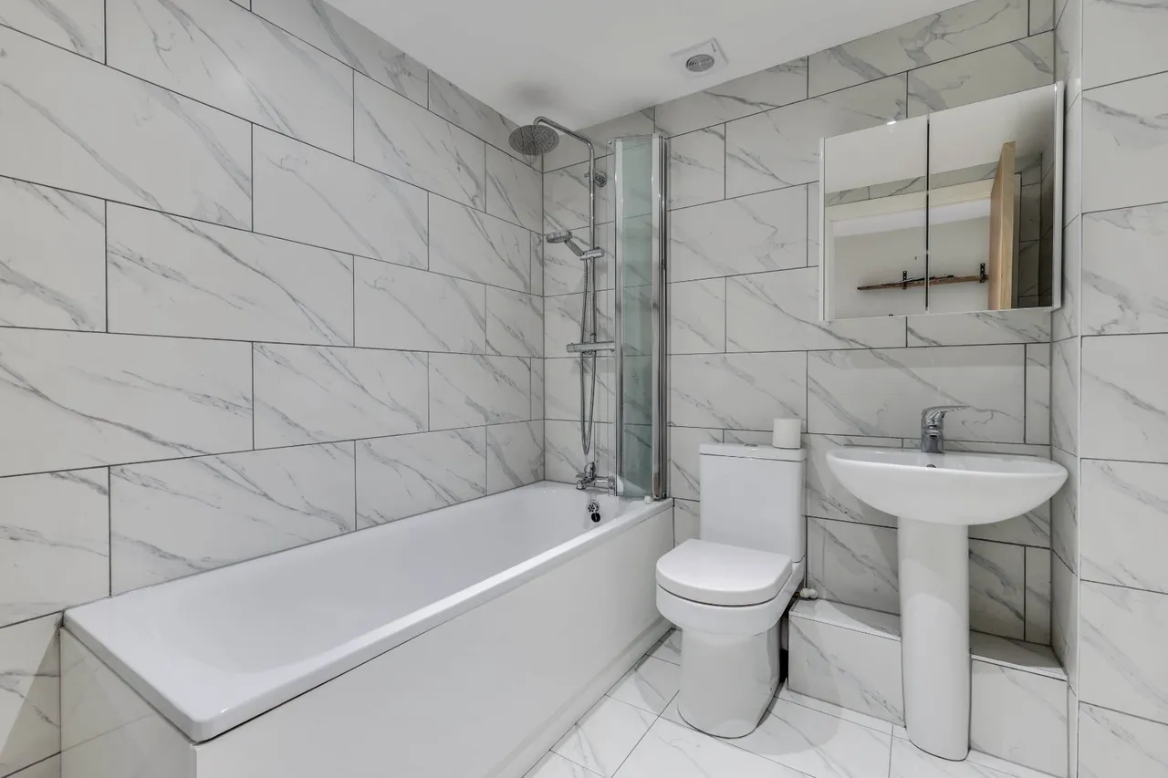 Broadgate Lane, Horsforth, LS18, photo 12