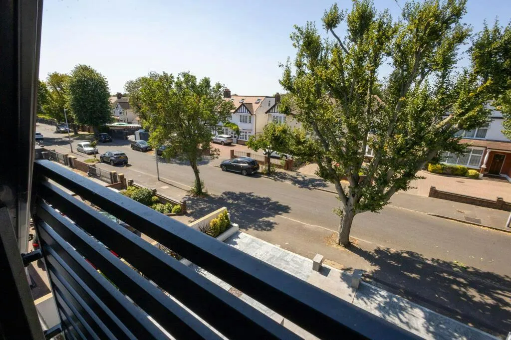 Malford Grove, London, E18, photo 17