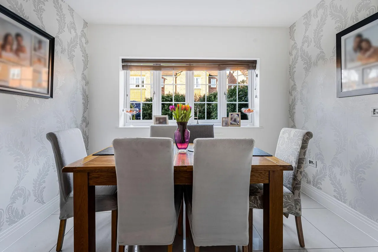 Mortimer Crescent, Kings Park, AL3, photo 16