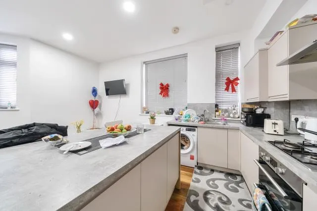Finchley Lane, Hendon, NW4, photo 3
