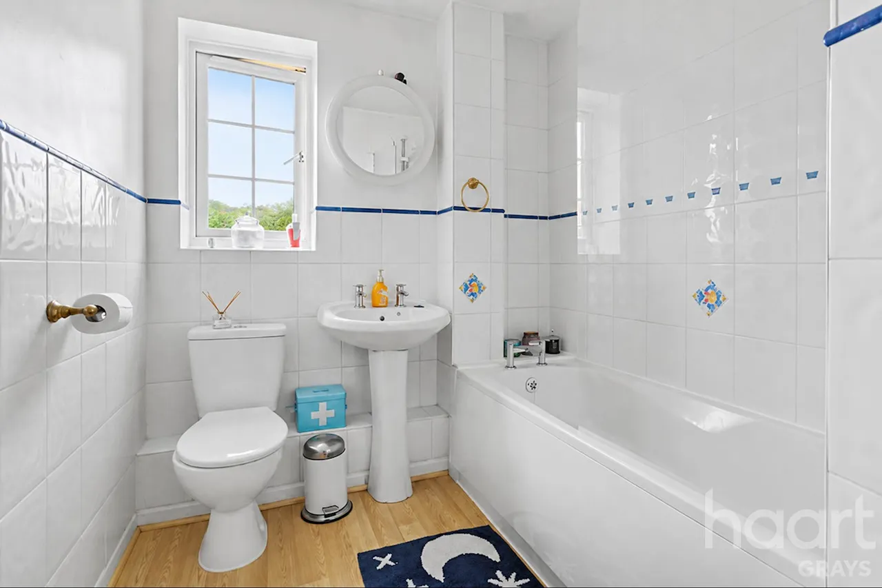 Saffron Road, Chafford Hundred, RM16, photo 17