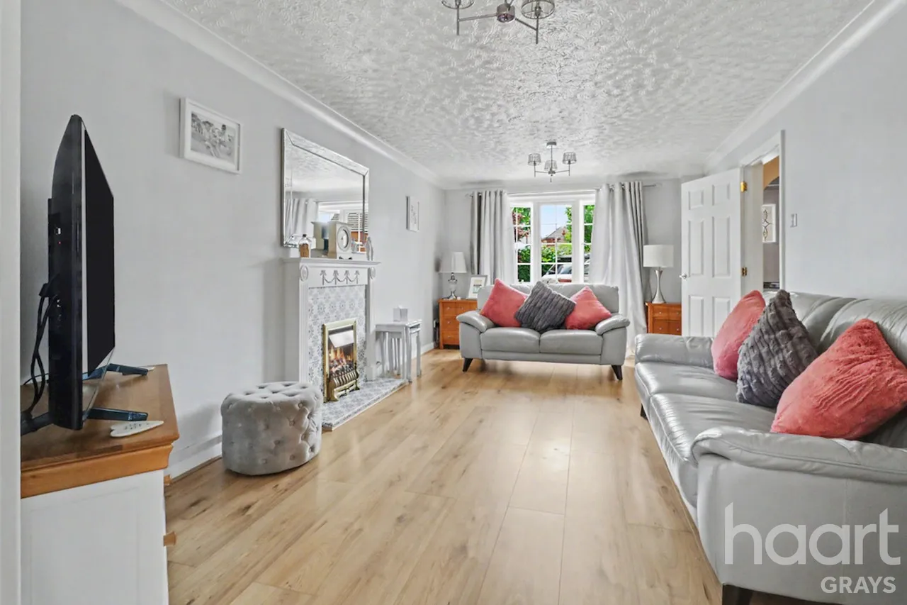Saffron Road, Chafford Hundred, RM16, photo 18