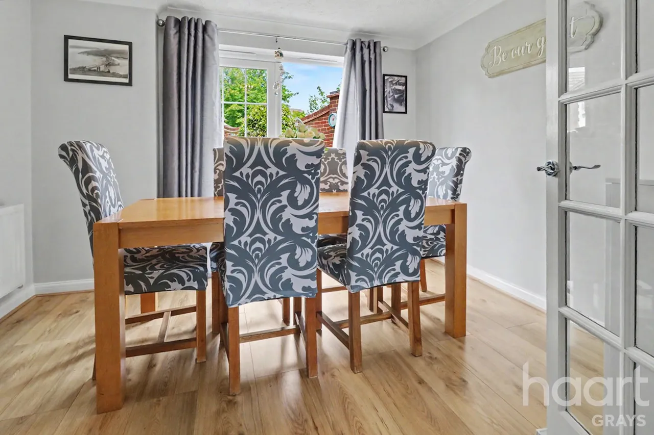 Saffron Road, Chafford Hundred, RM16, photo 22