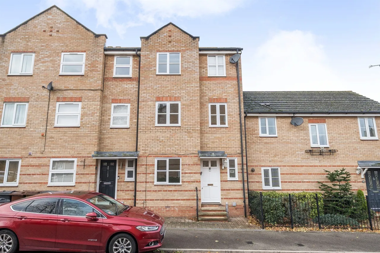 3 bed house for sale — Parkinson Drive, Chelmsford